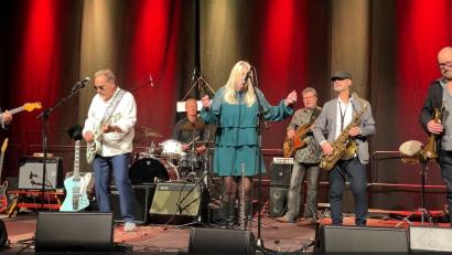 Bild: Gerald Morgenstern
Mit Leidenschaft und Style brachte die Münchner Kultband "The Stimulators" mit Bandleader Peter Schneider (links) Copacabana-Feeling in die Stadthalle. Mit auf der Bühne war zum Schlusspunkt auch Alexandra Adam, die Nichte des verstorbenen Weidner Schlagzeugers Oskar Pöhnl.