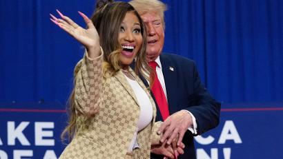Bild: Julia Demaree Nikhinson/AP/dpa
Rapperin Nicki Minaj hat als großer Trump-Fan ihren „Lieblingspräsidenten“ beim Wahlkampf unterstützt.