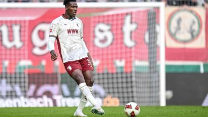 Bild: Harry Langer/dpa
Soll für den FC Augsburg trotz der rassistischen Beleidigungen gegen sich im DFB-Pokal auflaufen: Verteidiger Juma Bah.