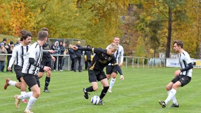 Bild: Rudi Gebert
Der Tabellenzweite FC Tirschenreuth zog bei Spitzenreiter VfB Arzberg mit 0:2 den Kürzeren. In dieser Szene versucht es Jakob Völkl (schwarzes Trikot) alleine gegen die Arzberger Übermacht.