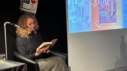 Bild: Paula Horn
Beim Weinlesefest in der Regionalbibliothek in Weiden las Autorin Gerda Stauner aus ihrem Roman „Das kleine Hotel am Getreidemarkt“ vor.