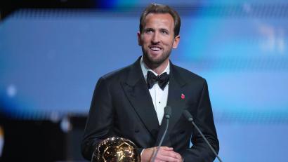 Bild: Kin Cheung/AP/dpa
Gewinner des Ballon d'Or: Bayern-Stürmer Harry Kane.