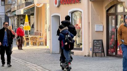 Bild: Petra Hartl
Den Roller schieben: Das muss künftig jeder, der mit dem E-Scooter durch die Amberger Fußgängerzone möchte.