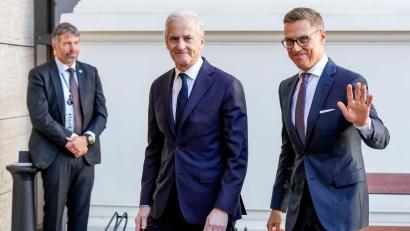 Bild: Cornelius Poppe/NTB Scanpix/AP/dpa
Alexander Stubb (r) und Jonas Gahr Støre haben mit dem russischen Präsidenten Wladimir Putin telefoniert. (Archivbild)