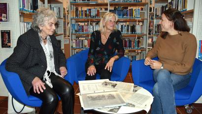 Bild: Ulla Britta Baumer
Büchereileiterin Christine Henrich unterhält sich gern mit Christine Ehstand und Monika Lippert (von rechts). Die beiden älteren Frauen erinnern sich sehr genau an die Bücherei vor dem Umzug ins ehemalige Elektrizitätswerk und können viel darüber erzählen.