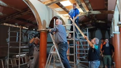 Bild: szl
Der Aufbau der Plößberger Krippenschau läuft seit zwei Wochen auf Hochtouren. Im Kultursaal wird die Brotvermehrungskirche nachgebaut.
