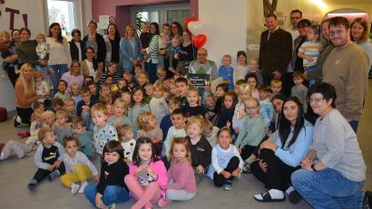 Bild: Josef Rosner
Francesco Rafaniello inmitten seiner Kinder des Kinderhauses "Die kleinen Hankerler". Zum 80. Geburtstag gratulierten Bürgermeister Stefan Grillmeier und Kinderhausleiterin Susanne Fellner (rechts, neben dem Jubilar stehend)
