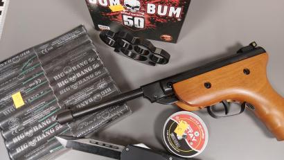 Bild: Bundespolizei
Die Bundespolizei hat bei Kontrollen in Waldsassen verbotene Pyrotechnik und Waffen sichergestellt.