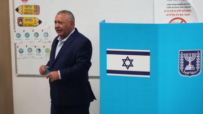 Bild: Ariel Schalit/AP/dpa
Ex-Militärchef Gadi Eisenkot bei der Stimmabgabe.