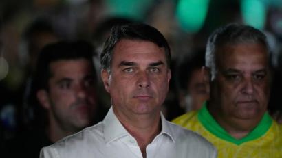 Bild: Eraldo Peres/AP/dpa
Flávio Bolsonaro hat die Wahl verloren, scheint das aber nicht zu akzeptieren.