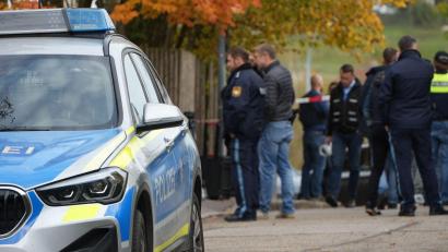 Bild: Felix Kirberg/dpa
Angehörige wählten nach Angaben der Polizei nach der Tat den Notruf.