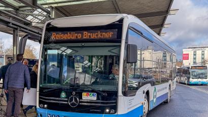 Bild: Stephan Huber
Weiß-Blau statt wie bisher knallgelb sind die neuen Busse im Amberger Stadtverkehr. Und die meisten von ihnen fahren jetzt elektrisch, wie dieser, fotografiert am Busbahnhof.