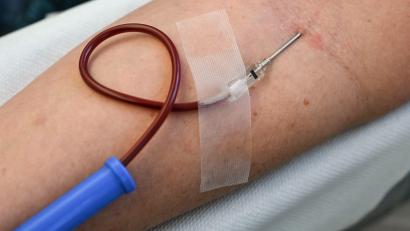 Symbolbild: Jens Kalaene/dpa
Nur gesunde Menschen sollten Blut spenden.