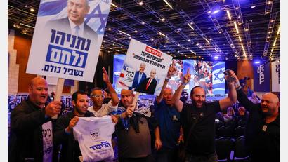 Bild: Olivier Fitoussi/dpa
Anhänger der Likud-Partei von Regierungschef Benjamin Netanjahu feiern, weil erste Prognosen die Partei vorne sehen.