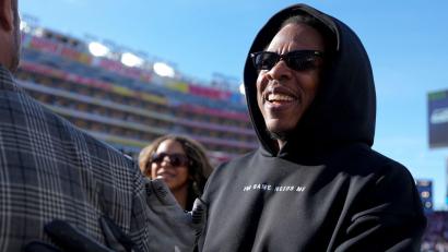Archivbild: Brynn Anderson/AP/dpa
Große Bühne für Rapper Jay-Z bei der Halbzeit-Show des Super Bowl 2027.