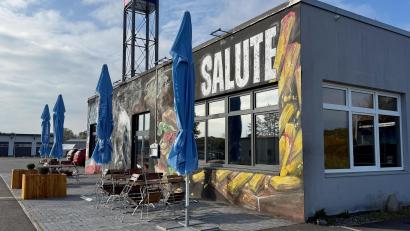 Bild: Gabi Schönberger
Das Salute Grafenwöhr ist von außen nicht zu übersehen. An der Frontfassade prangen ein riesiges Adler-Motiv und weitere Graffiti-Motive eines Künstlers aus Regensburg.