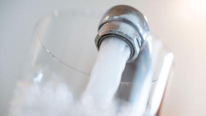Symbolbild: Lino Mirgeler/dpa
Die Stadt Pfreimd muss in die Trinkwasserversorgung investieren. Welche Kosten hier anfallen und welchen Anteil die Bürger daran zu tragen haben, steht noch nicht fest.
