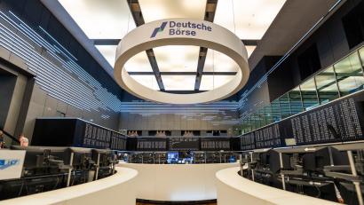 Bild: Andreas Arnold/dpa
Handelsraum der Deutschen Börse in Frankfurt: Der Konzern bietet Kunden nun den Handel von Dax-Aktien rund um die Uhr. (Archivbild)