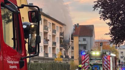 Bild: Lars Haubner/NEWS5/dpa
Die Feuerwehr löscht einen Brand nach einer Explosion in einem Mehrfamilienhaus in Regensburg.
