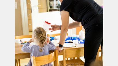 Symbolbild: Carsten Koall/dpa
Kindergärten sind nicht die einzige Möglichkeit für eine Fremdbetreuung im Landkreis Neustadt/WN und in der Stadt Weiden. Auch Tagesmütter kümmern sich stundenweise um Kinder berufstätiger Eltern. Oberpfalz-Medien hat Informationen zu diesem alternativen Konzept zusammengestellt.