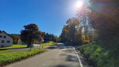 Bild: Elfriede Weiß
Auf der Anhöhe rechts der Staatsstraße nach Pertolzhofen wird der "Solarpark Höflarn" kurz vor Höflarn errichtet.