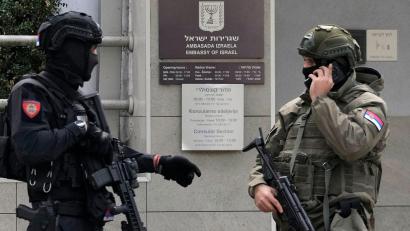 Bild: Darko Vojinovic/AP/dpa
Ein junger Serbe griff mit Messern einen Polizisten vor der israelischen Botschaft in Serbien an, der ihn schließlich erschoss.
