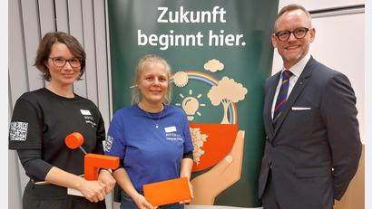 Bild: mfh
Überraschung und Freude spiegelte sich in den Gesichtern von Kathrin Altmann (links) und Margarate Lösl, als Thomas Pickel (rechts), Vorsitzender der Sparkasse Amberg-Sulzbach, den Sulzbach-Rosenberger Verein TatOrt als Gewinner des Zukunftspreises nannte.