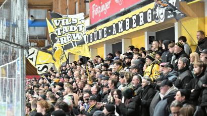 Bild: Hubert Ziegler
Ordentlich was los auf den Tribünen des ERSC Amberg: Gegen den ESV Buchloe strömten fast 1000 Zuschauer ins Amberger Eisstadion. Die positive sportliche Entwicklung ist auch auf den Rängen zu merken.