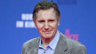 Bild: Jens Kalaene/dpa
Hollywoodstar Liam Neeson ist kein Fan von Autos - und heizt privat auch nicht über den Highway. (Archivbild)