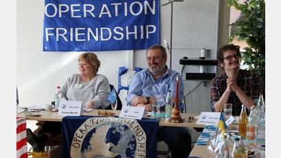 Bild: Gerhard Steiner
2018 tagte "Operation Friendship International" in Neustadt. Vorsitzender Gerhard Steiner (Zweiter von rechts) hatte die Tagung organisiert. Auch Sohn Felix (rechts) war dabei. 2027 zu Ostern findet wieder eine Internationale Tagung in der Kreisstadt statt.