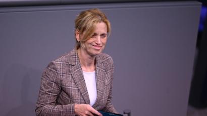 Bild: Celine Frohnapfel/dpa
Bundesfamilienministerin Karin Prien gibt Entwarnung: Beim Elterngeld soll es nicht zu den bisher diskutierten Kürzungen kommen. (Archivbild)