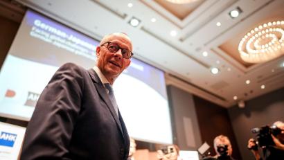 Bild: Kay Nietfeld/dpa
Während Merz in Asien unterwegs ist, gewinnt in Deutschland die Debatte über die Steinmeier-Nachfolge an Fahrt.