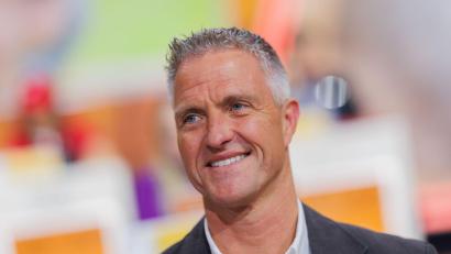 Bild: Rolf Vennenbernd/dpa
Ein geplatzter Reifen sorgte für eine Notbremsung eines Lufthansa-Flugzeugs - an Bord: Ralf Schumacher. (Archivbild)