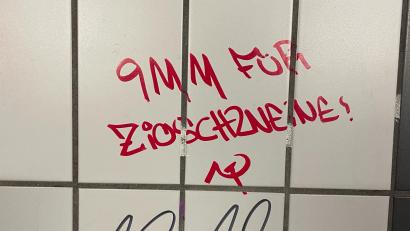 Bild: exb/hfz
"9 mm für Zio-Schweine": Eine Schmiererei vom Bahnhof Sulzbach-Rosenberg fordert Patronen gegen Menschen, die ans Existenzrecht Israels glauben.