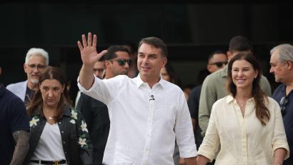 Bild: Arthur Menescal/AP/dpa
Flavio Bolsonaro und seine Frau Fernanda haben Brasilien verlassen. (Archivfoto)