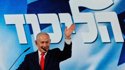 Bild: Olivier Fitoussi/dpa
Israels Regierungschef Benjamin Netanjahu gibt sich trotz eines knappen Wahlausgangs siegesgewiss.