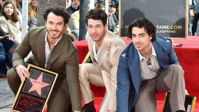 Bild: Jordan Strauss/Invision via AP/dpa
US-Sänger Kevin Jonas (l) hat eigenen Angaben zufolge seinen Brüdern Nick und Joe sowie weiteren Freunden versehentlich ein Nacktfoto geschickt. (Archivbild)