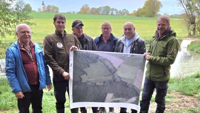 Bild: jml
Im Klingenbachtal wurde viel geschafft, was die Verantwortlichen sehr stolz macht. Von links: Adolf Küblböck vom LBV, Diplom-Biologe Philipp Glaab vom Naturpark, Bernd Bauer als OWV-Artenschützer, Kurt Waldeck, der die Baggerarbeiten erledigte, Bürgermeister Gerhard List und Manfred Häring, der LBV-Kassenchef.