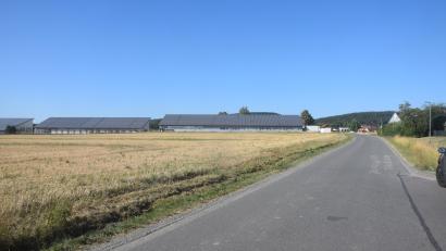 Archivbild: Ernst Frischholz
Links der Straße von Gleitsmühle nach Irchenrieth hinein soll das neue Baugebiet "Irchenrieth West" als "urbanes Gebiet" entstehen.
