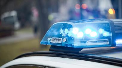 Symbolbild: Daniel Vogl/dpa
Ein 42-jähriger Fahrer weicht einem entgegenkommenden VW-Bus aus und beschädigt sein Auto. Der Unfallverursacher flüchtet.