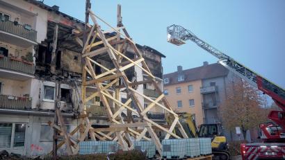Bild: Tizian Gerbing/dpa
Mit einem Holzgerüst wurde das Gebäude stabilisiert.