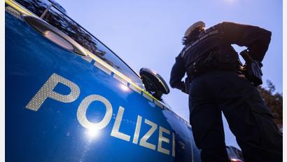 Symbolbild: Marijan Murat/dpa
Zwei Mitbewohner sind in Nabburg heftig in Streit geraten. Einer von ihnen soll mit einer Schusswaffe hantiert haben.