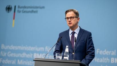 Bild: Fabian Sommer/dpa
Gesundheitsminister Linnemann möchte Pflegeleistungen künftig mehr steuern.