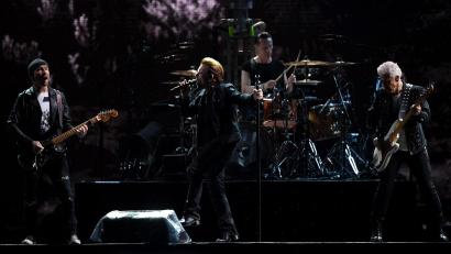 Bild: picture alliance / Britta Pedersen/dpa-Zentralbild/ZB
U2 begeisterten ihre Fans auch 2017 bei ihrer „The Joshua Tree“-Tour im Olympiastadion. (Archivbild)