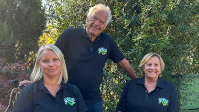 Bild: san
Fototermin in Vereinsshirts: Hubert Schuster Hubert Schuster mit seiner Ehefrau Heidi und seiner ältesten Tochter Stephanie Dotzler. Der Hohenkemnather ist seit 30 Jahren Spielleiter der Haagerthaler Bauernbühne und theaterbegeistert – wie die ganze Familie.