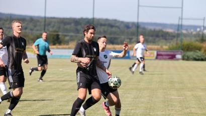 Archivbild: Dieter Jäschke
Der Reuther Daniel Weigl (rechts) will Christoph Müller vom TSV Erbendorf vom Ball trennen: Das Derby zwischen dem TSV Reuth und TSV Erbendorf verspricht am 15. Spieltag der Kreisliga Nord einen packenden Kampf.