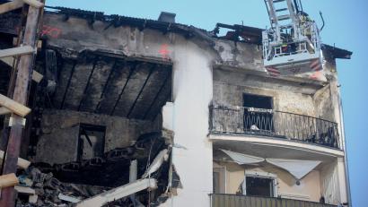 Bild: Tizian Gerbing/dpa
Feuerwehrleute arbeiten an einem Wohnhaus in Regensburg. Einen Tag nach der Explosion wollen die Einsatzkräfte mit der Suche nach vermissten Personen beginnen. Das Gebäude und die beschädigten Wohnungen müssen zunächst stabilisiert werden.