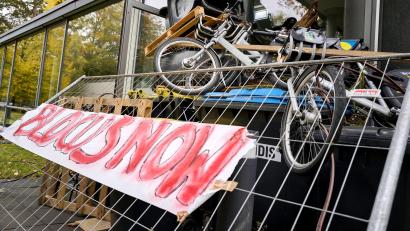 Bild: Michael Ukas/dpa
Studentinnen und Studenten blockierten am Mittwoch das Otto-Suhr-Institut der Freien Universität Berlin, um sich gegen Aufrüstung und Sozialkürzungen zu stellen. Die Aktion wurde von der Initiative „Gen Z regelt“ organisiert.