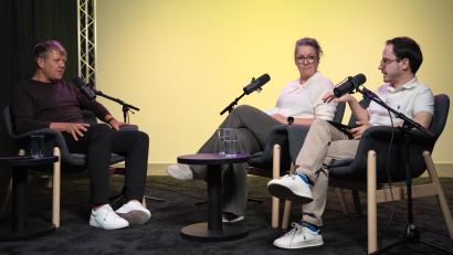 Bild: Erik Glaubitz
Denkt er heute anders über das Leben nach? Trauerredner Jürgen Meyer (links) spricht im Podcast "Wie ist es" mit Redakteurin Sonja Kaute und Redakteur Florian Bindl.