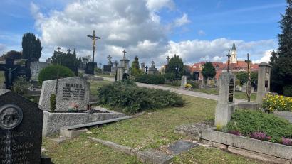 Bild: ihl
Der Stadtfriedhof ist kein Beerdigungsort mehr. Immer mehr Gräber werden aufgelassen. Die Anlage soll durch den Erhalt von bedeutenden Grabsteinen, besonders um das Friedhofskreuz herum, ihren Charakter bewahren.